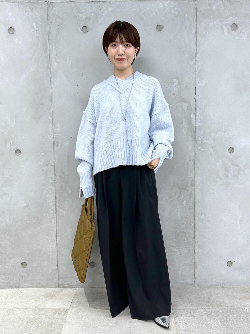 「ブルー、長袖、ライトブルー、ボリュームスリーブ、パンツ、ワイド、パンプス、ポインテッドトゥ、ADAM ET ROPÉ、FEMME、骨格ストレート、イエベ、きれいめカジュアル、大人カジュアル、秋」｜「ADAM ET ROPE'のフォルムウェッジパンプス（パンプス、シルバー系）」を使った、HORIKOSHIさん（レディース・158cm）の夏コーディネートの1枚目の写真