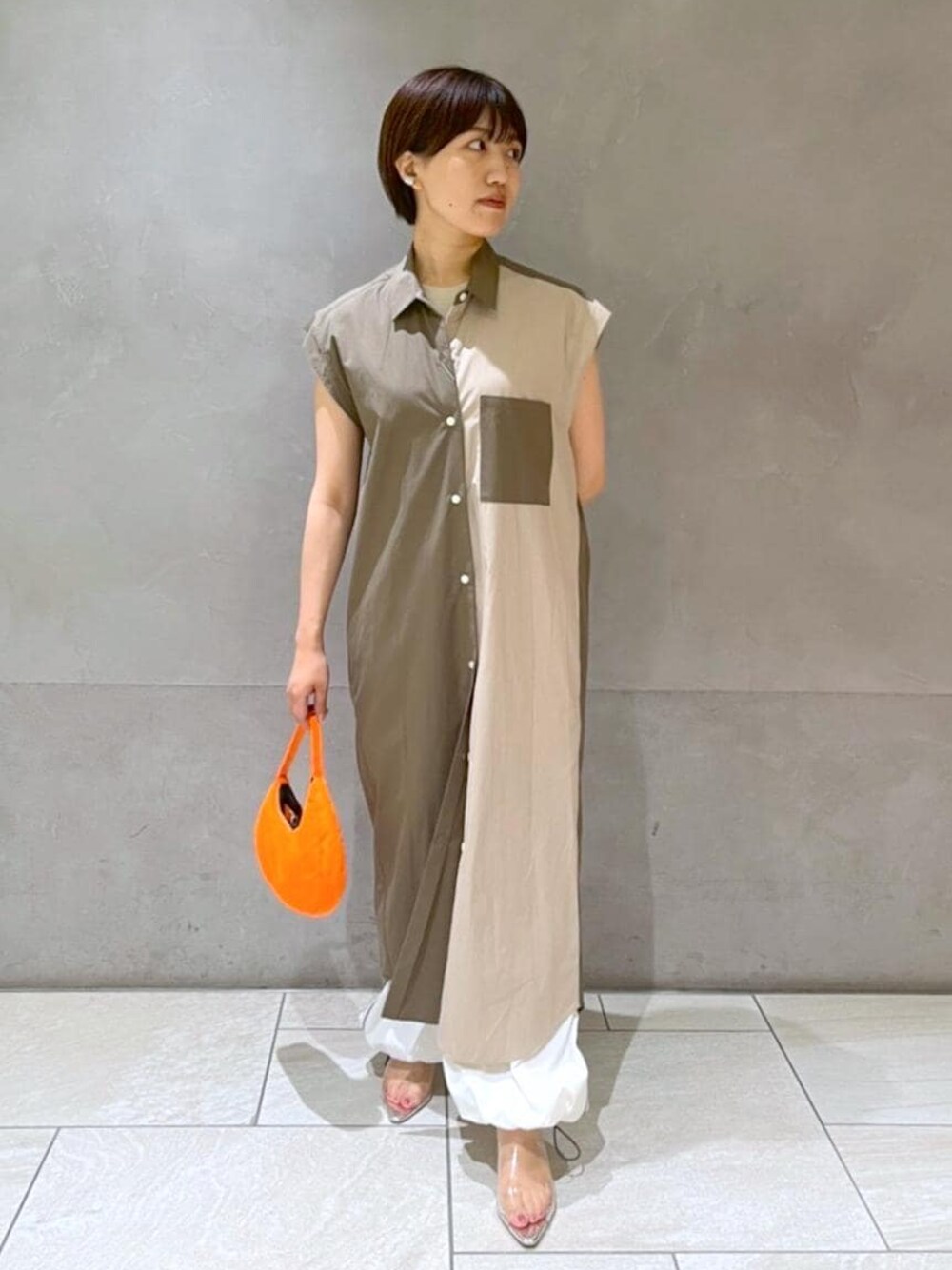 「イエベ春、イエベスプリング、discus、ディスカス、バイオレットルーム、VIOLETTE ROOM、kokyo、ADAM ET ROPÉ、FEMME、SDGs、骨格ストレート、イエベ、カジュアル、大人カジュアル、モード」｜「ADAM ET ROPE'の【kokyo】medialuna bag（ショルダーバッグ、オレンジ系）」を使った、HORIKOSHIさん（レディース・158cm）の夏コーディネートの1枚目の写真