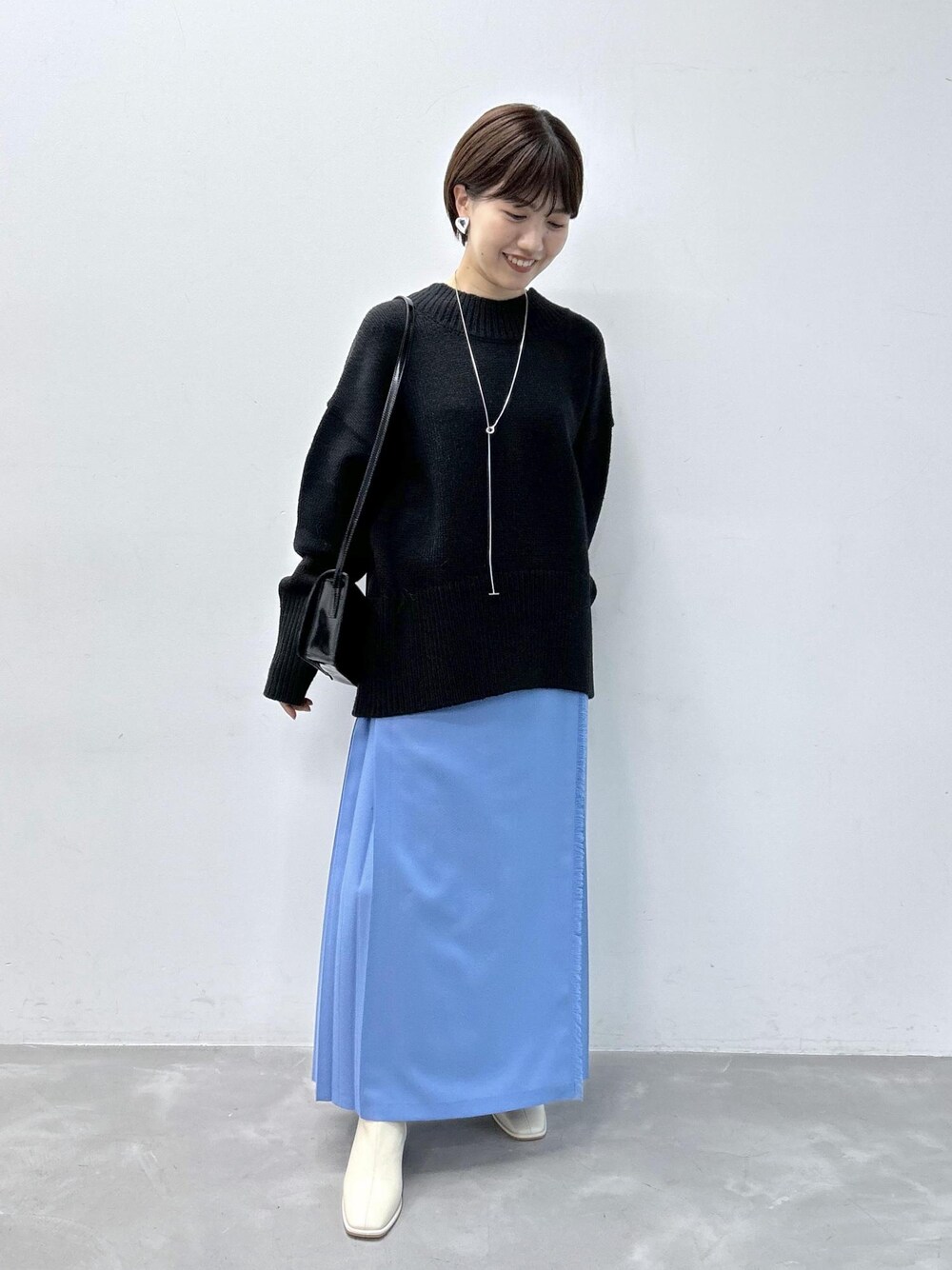 「ニット、長袖、クルーネック、スカート、ブルー、ロング、ADAM ET ROPÉ、FEMME、骨格ストレート、イエベ、カジュアル、大人カジュアル、フェミニン、秋、冬」｜「O'NEIL of DUBLINの【O'Neil of Dublin for ADAM ET ROPE'】FASHION MAXI KILT（スカート、ブルー系）」を使った、HORIKOSHIさん（レディース・158cm）の夏コーディネートの1枚目の写真