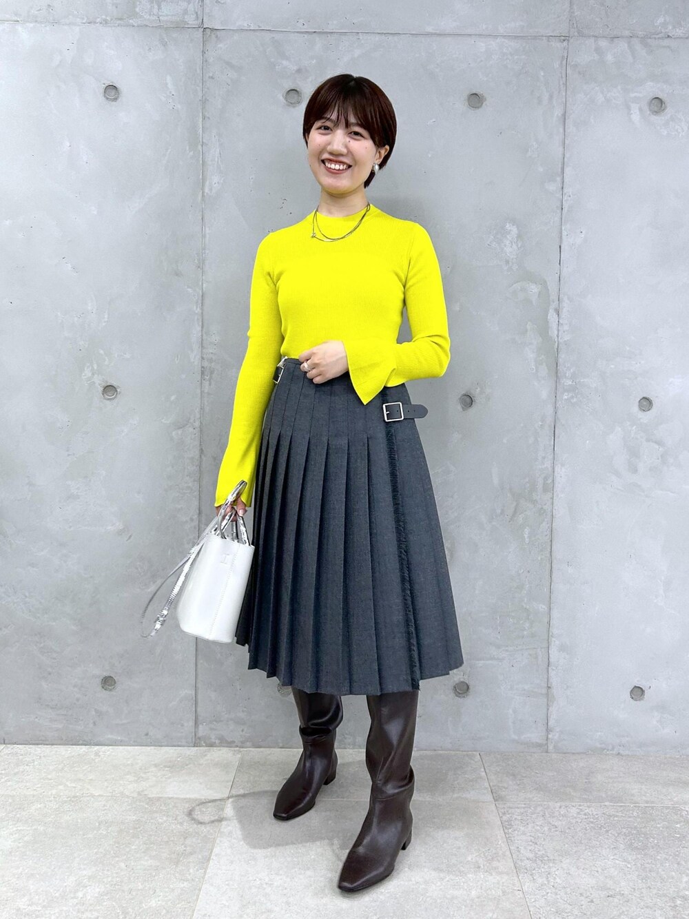 「ハンドバッグ、ニット、長袖、イエロー、スカート、プリーツ、膝丈、ミディアム丈、ブーツ、ADAM ET ROPÉ、FEMME、骨格ストレート、イエベ、きれいめ、きれいめカジュアル」｜「ADAM ET ROPE'のダブルポケット2wayバッグ（ショルダーバッグ、ホワイト系）」を使った、HORIKOSHIさん（レディース・158cm）の夏コーディネートの1枚目の写真