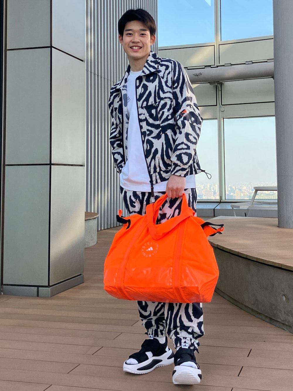 「トートバッグ、セットアップ、adidas、ジャージ、アディダス、ステラマッカートニー、アニマルプリント、厚底サンダル、adidas by Stella McCartney」｜「adidas by Stella McCartneyのadidas by Stella McCartney ウーブンプリント トラックトップ / アディダス adidas（ナイロンジャケット、グレー系）」を使った、YKさん（メンズ・177cm）の春コーディネートの1枚目の写真
