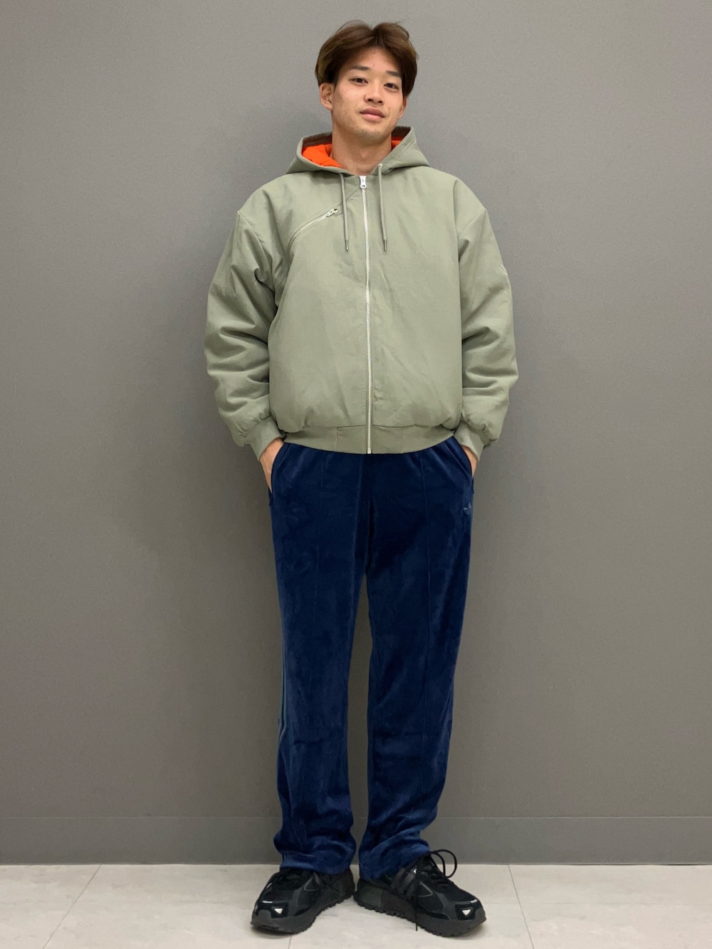 「スニーカー、ジャケット、アウター、adidas、アディダス、トラックパンツ、adidas originals、ボンバージャケット、アディダスオリジナルス、レスポンス」｜「adidasのシュムーフォイル ナイロンキャンバスジャケット/ アディダスオリジナルス adidas Originals（ダウンジャケット/コート、グリーン系）」を使った、YKさん（メンズ・177cm）の秋コーディネートの1枚目の写真