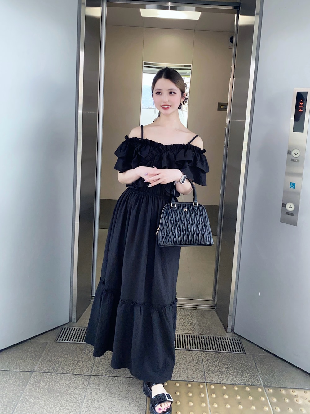 「お出かけコーデ、おしゃれさんと繋がりたい、休日スタイル、INGNI、INGNIコーデ、ブラックコーデ、ワンピース、夏コーデ、ママファッション、サンダル、ボストンバッグ、大人カジュアル、スタッフコーデ」｜「INGNIの厚底ビジューバックルサンダル（サンダル、ブラック系）」を使った、𝒩𝒜𝒩𝒜さん（骨格ウェーブ・レディース・160cm）の春コーディネートの1枚目の写真