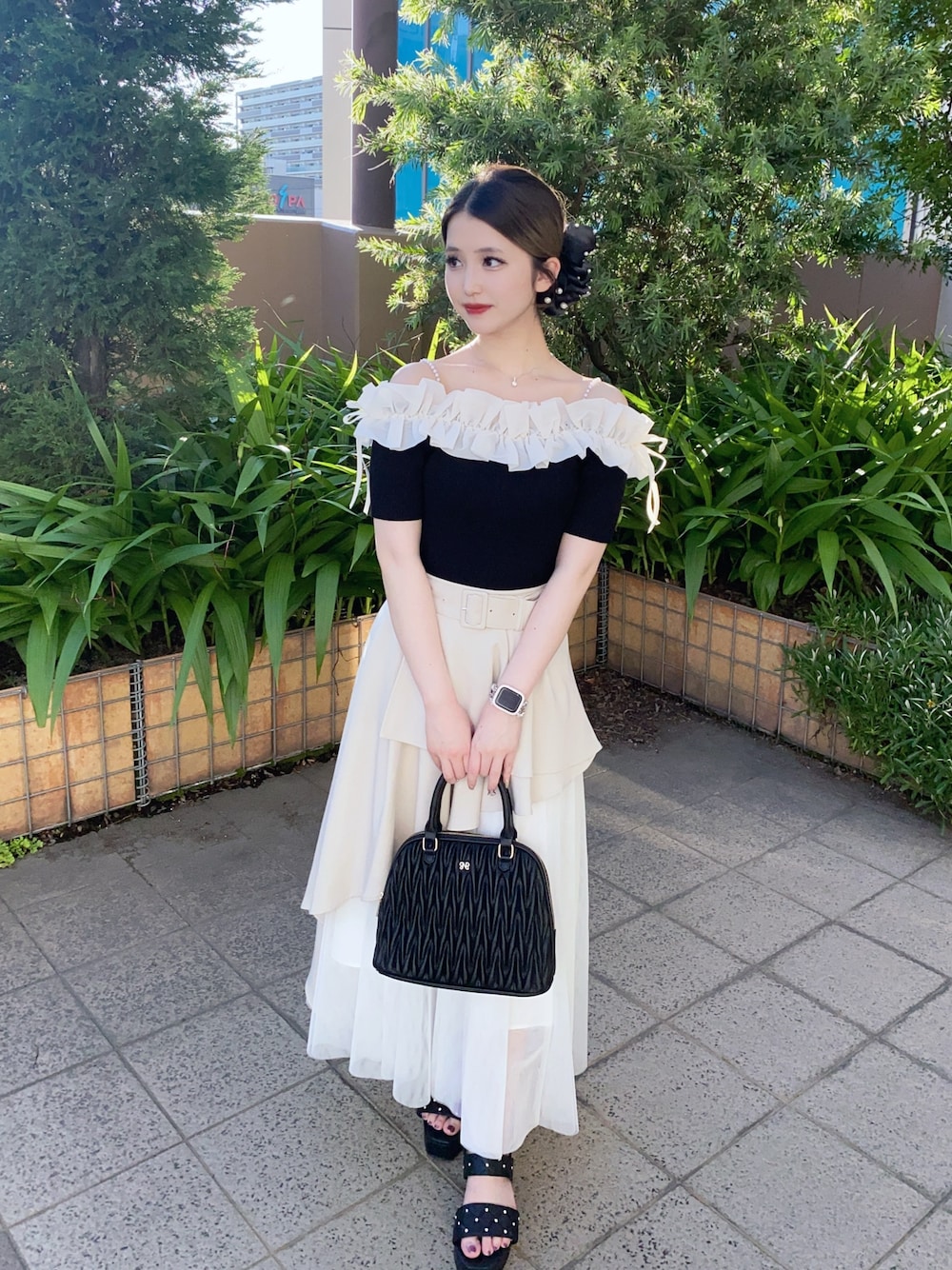 「夏コーデ、お出かけコーデ、お洒落さんとつながりたい、大人かわいい、オトナカワイイ、オフショル、INGNI、INGNIコーデ、デート、デートコーデ」｜「INGNIの肩パールオフショル半袖ニット（ニット/セーター、ブラック系）」を使った、𝒩𝒜𝒩𝒜さん（骨格ウェーブ・レディース・160cm）の夏コーディネートの1枚目の写真