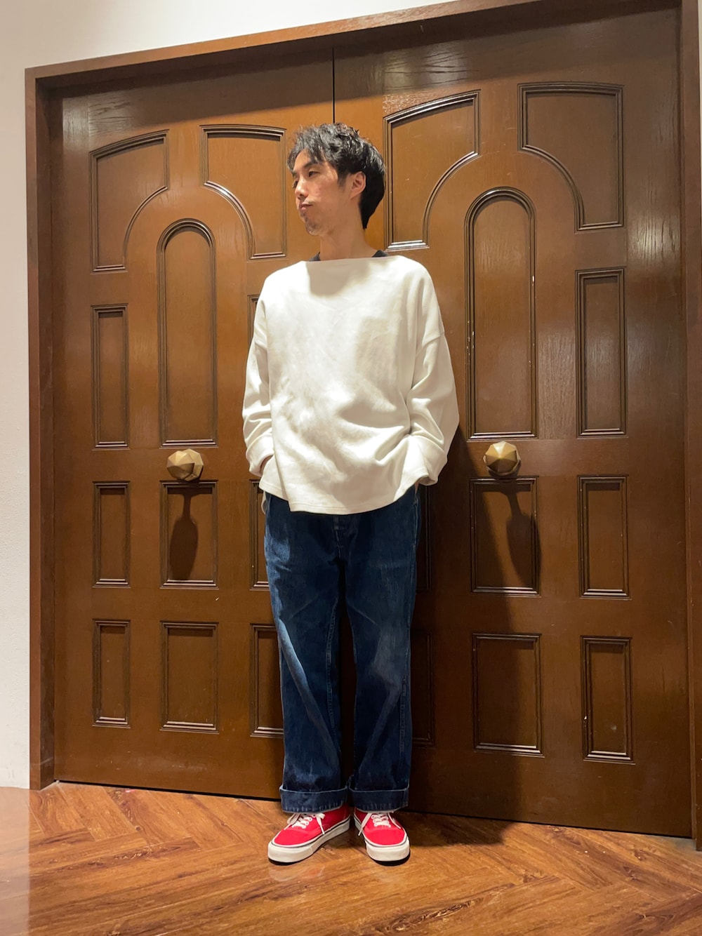 「今日のコーデ、ootd、ゆるコーデ、カジュアル、カジュアルコーデ、デニム、スニーカーコーデ、ニット、VANS、アナハイム、秋服準備はじめました、トリコロール」｜「crepusculeのアイテム（トップス、ホワイト系）」を使った、Makiさん（メンズ・168cm）の夏コーディネートの1枚目の写真