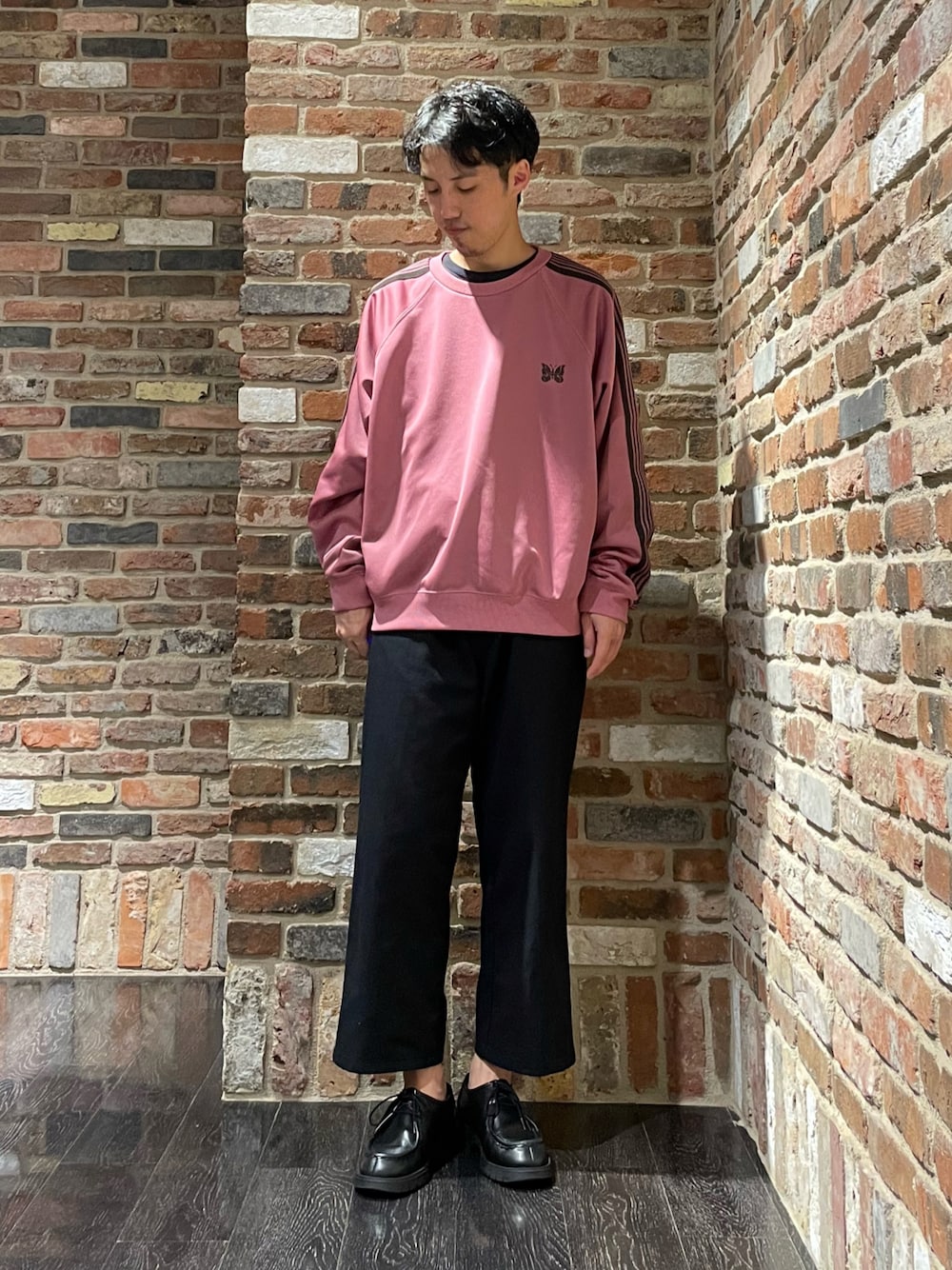 「今日のコーデ、ゆるコーデ、大人カジュアル、リラックススタイル、低身長、ビックシルエット、ootd、スウェット、NEEDLES、ピンク、ワイドパンツ、KLEMAN、革靴、古着、古着MIX」｜「NeedlesのTrack Crew Neck Shirt - Poly Smooth（Tシャツ/カットソー、ピンク系）」を使った、Makiさん（メンズ・168cm）の夏コーディネートの1枚目の写真