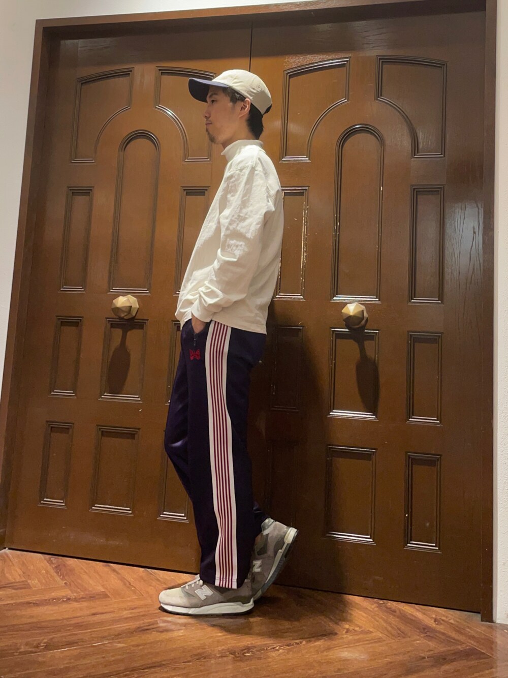 「オトナカジュアル、カジュアル、ストリートMIX、秋コーデ、キャップ、今日のコーデ、ootd、スニーカーコーデ、NEEDLES、トラックパンツ、パープル、ベージュ」｜「CAMBERのアイテム（トップス、ホワイト系）」を使った、Makiさん（メンズ・168cm）の秋コーディネートの1枚目の写真
