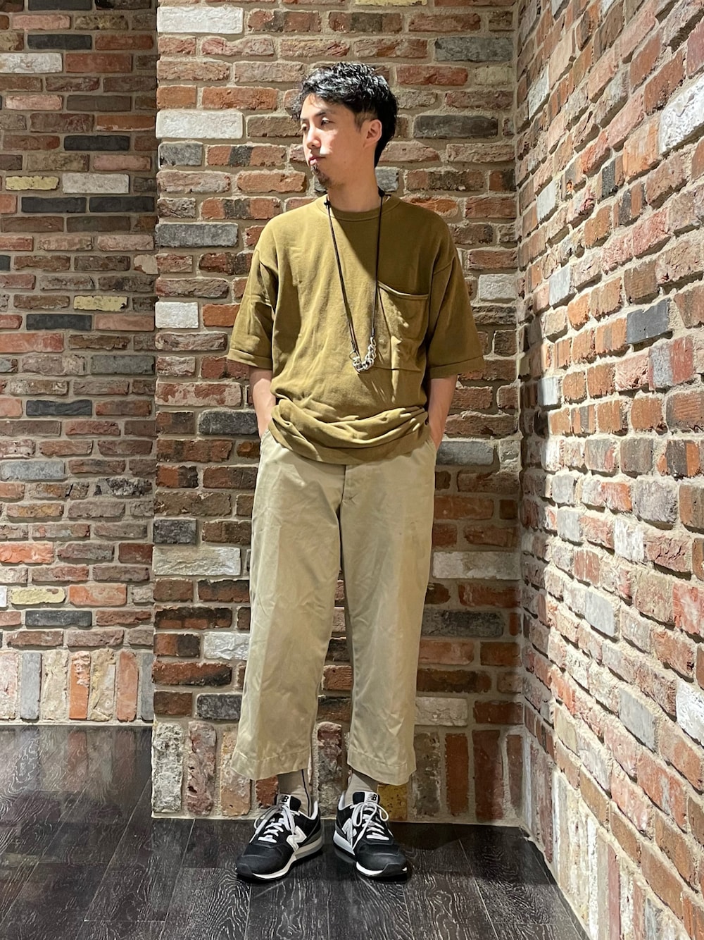 「夏、夏コーデ、休日スタイル、カジュアルコーデ、スニーカー、シンプルコーデ、スニーカーコーデ、ootd、リラックススタイル、サマーニット、ニット、チノパン、New Balance、ゴアテックス、オトナカジュアル」｜「crepusculeのアイテム（ニット/セーター、グリーン系）」を使った、Makiさん（メンズ・168cm）の夏コーディネートの1枚目の写真