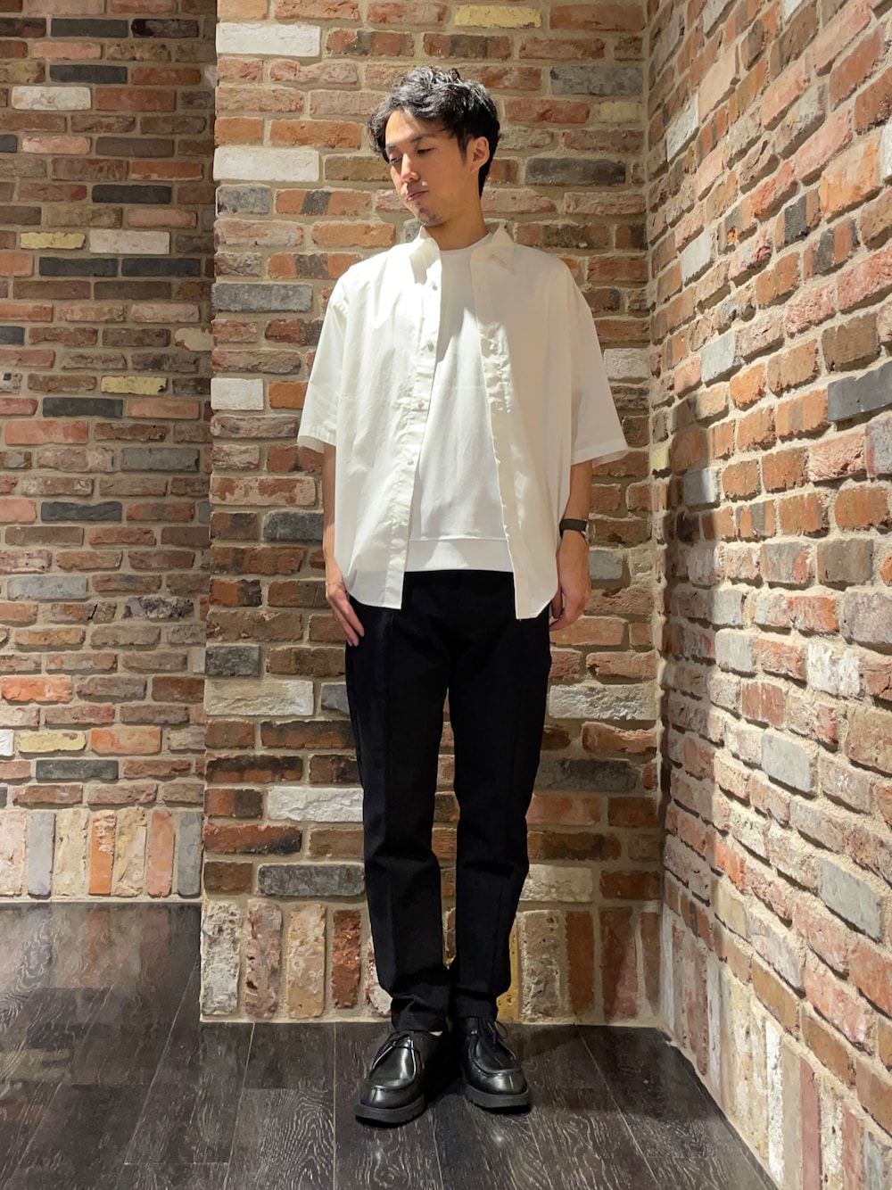 「夏コーデ、夏、ビッグシルエット、モノトーンコーデ、大人コーデ、シンプル、シンプルコーデ、きれいめカジュアル、カジュアル、キレイめ、シャツスタイル、白シャツ、ブラック、オトナカジュアル、大人カジュアル」｜「NANO universeのLB.03/｢FORMAL JERSEY｣クルーネックカットソー半袖（Tシャツ/カットソー、ホワイト系）」を使った、Makiさん（メンズ・168cm）の夏コーディネートの1枚目の写真