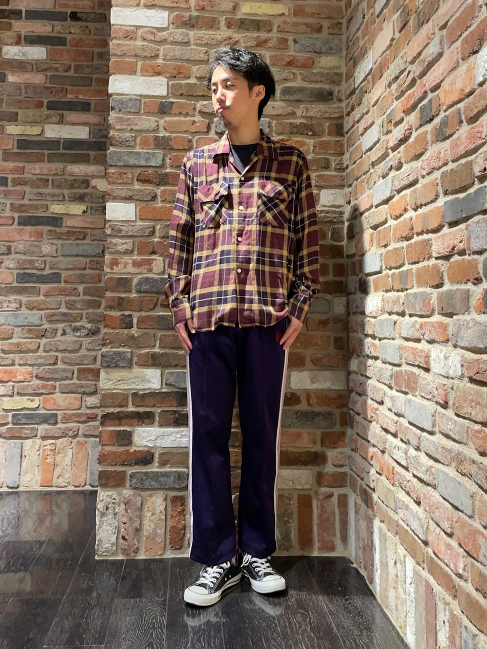 「オトナカジュアル、大人カジュアル、リラックススタイル、スニーカー、今日のコーデ、ootd、シャツスタイル、チェック、トラックパンツ、NEEDLES、カジュアル、スポーティ、オープンカラーシャツ、カットオフ」｜「Needlesのアイテム（シャツ/ブラウス、ブラウン系）」を使った、Makiさん（メンズ・168cm）の夏コーディネートの1枚目の写真