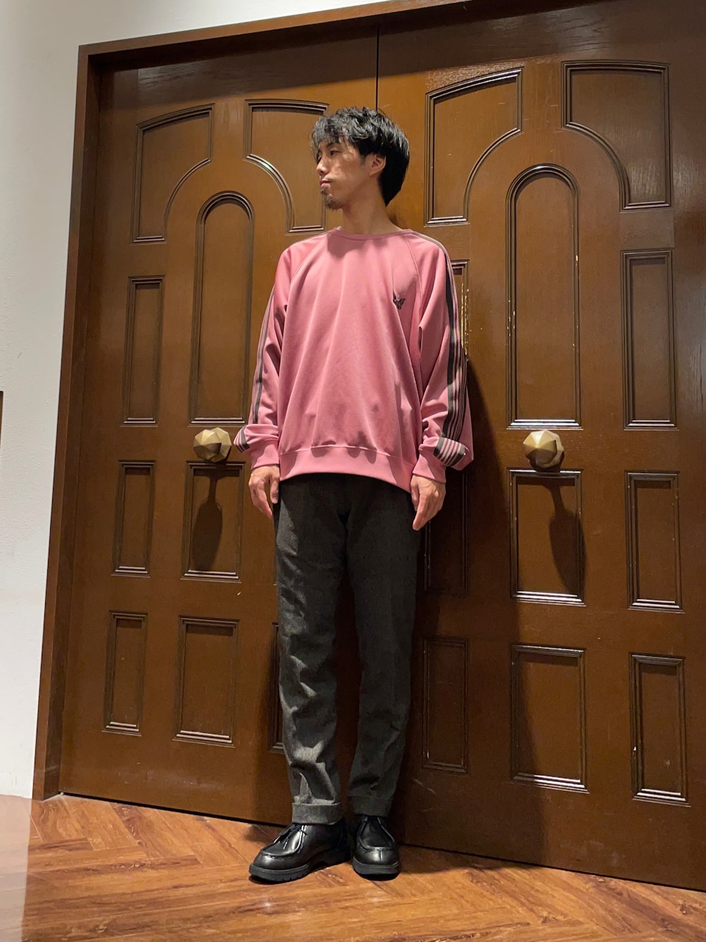 「今日のコーデ、ootd、大人カジュアル、オトナカジュアル、きれいめカジュアル、秋コーデ、ゆるコーデ、スウェット、NEEDLES、シンプル、スラックス、革靴、ピンク」｜「NeedlesのTrack Crew Neck Shirt - Poly Smooth（Tシャツ/カットソー、ピンク系）」を使った、Makiさん（メンズ・168cm）の秋コーディネートの1枚目の写真
