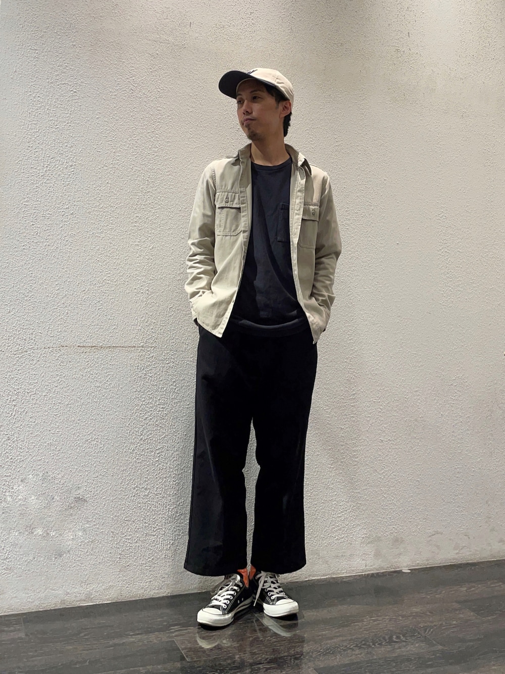 「カジュアル、カジュアルコーデ、アメカジ、秋コーデ、ootd、今日のコーデ、ワイドパンツ、オトナカジュアル、キャップ、古着MIX、converse」｜「NANO universeのアイテム（Tシャツ/カットソー、ブラック系）」を使った、Makiさん（メンズ・168cm）の秋コーディネートの1枚目の写真