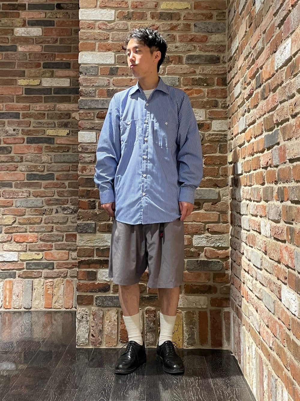 「夏コーデ、休日スタイル、夏、オーバーサイズ、カジュアル、オトナカジュアル、シャツスタイル、ootd、ワイドパンツ、大人カジュアル、ショートパンツ、ストライプ、革靴、ハーフパンツ」｜「RED KAPのアイテム（シャツ/ブラウス、ブルー系）」を使った、Makiさん（メンズ・168cm）の夏コーディネートの1枚目の写真