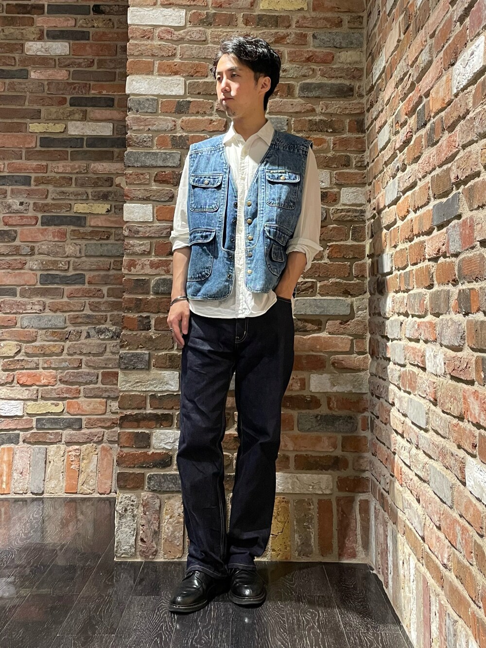 「カジュアル、カジュアルコーデ、メンズコーデ、シャツスタイル、デニム、低身長、大人カジュアル、古着、古着MIX、ベスト、オトナカジュアル、革靴、白シャツ」｜「VINTAGEのアイテム（ベスト、ブルー系）」を使った、Makiさん（メンズ・168cm）の夏コーディネートの1枚目の写真