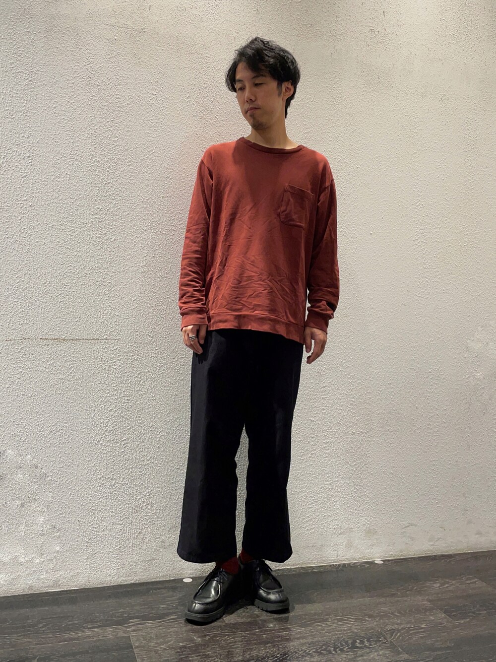 「メンズファッション、オトナカジュアル、今日のコーデ、ootd、カジュアル、秋コーデ、秋色、シンプル、シンプルコーデ、Tシャツ、古着MIX」｜「handvaerkのアイテム（Tシャツ/カットソー、レッド系）」を使った、Makiさん（メンズ・168cm）の秋コーディネートの1枚目の写真