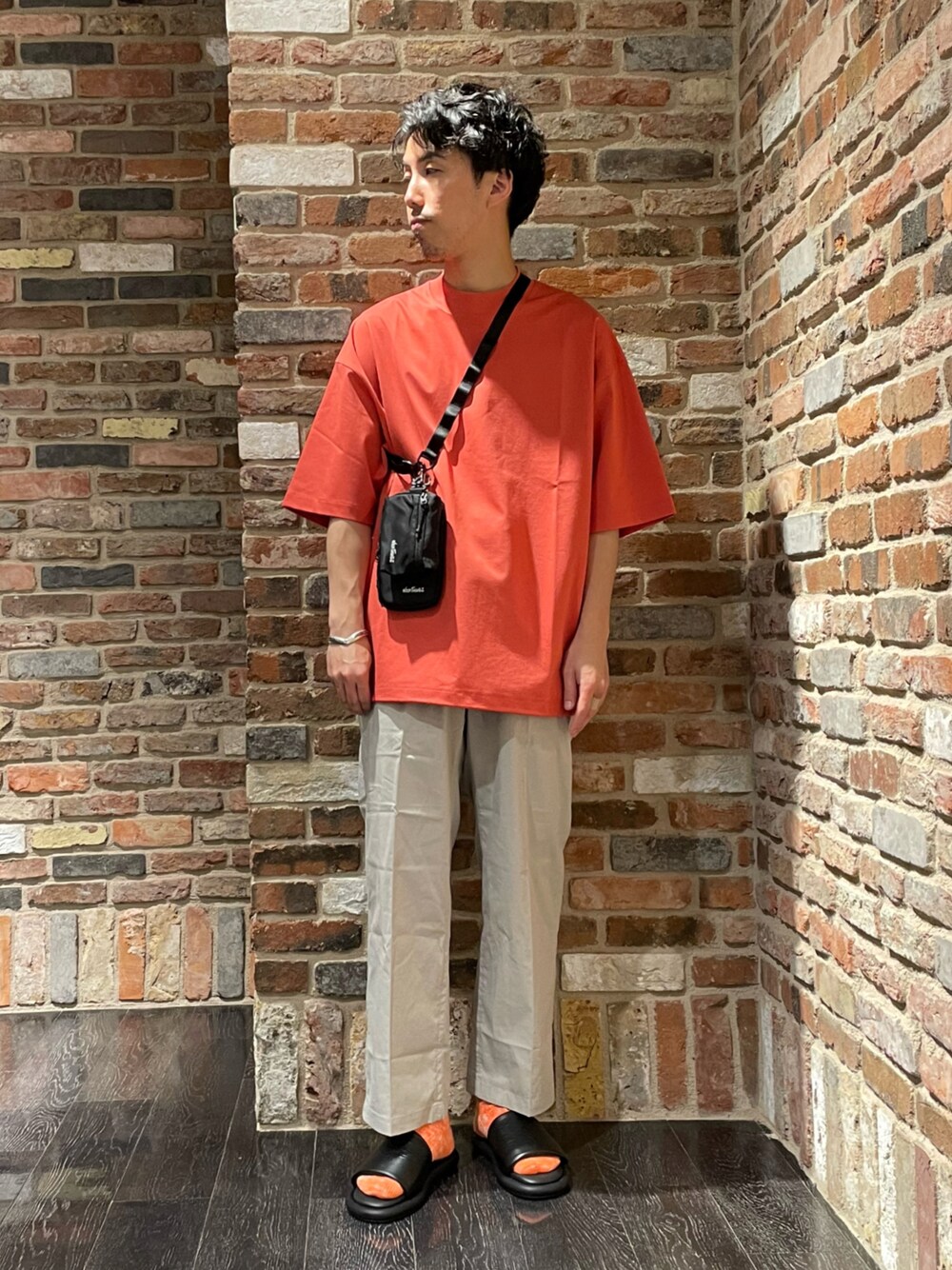 「夏コーデ、カジュアル、サンダル、ラクチンコーデ、春夏コーデ、おでかけコーデ、ビッグシルエット、Tシャツ、リラックススタイル」｜「NANO universeのLB.03/スーピマコットンワイドモックネックTシャツ（Tシャツ/カットソー、オレンジ系）」を使った、Makiさん（メンズ・168cm）の夏コーディネートの1枚目の写真