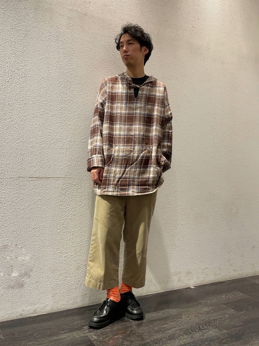 「秋コーデ、オトナカジュアル、ビッグシルエット、カジュアルコーデ、休日コーデ、ootd、今日のコーデ、ゆるコーデ、ブラウン、チェック、カジュアル、パーカー」｜「South2 West8のアイテム（トップス、ブラウン系）」を使った、Makiさん（メンズ・168cm）の夏コーディネートの1枚目の写真