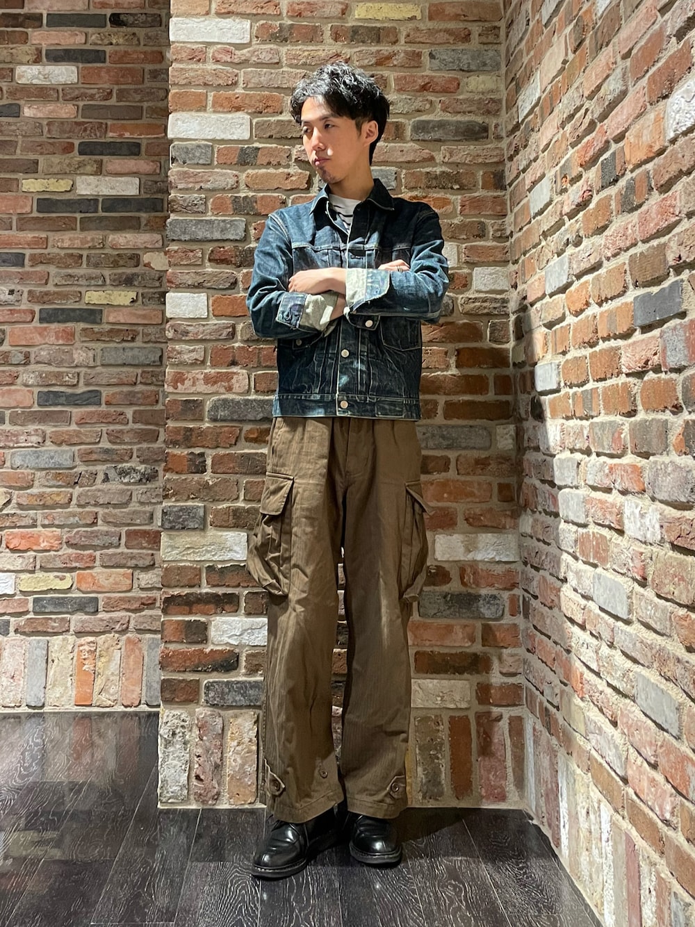 「大人カジュアル、お出かけコーデ、デニム、デニムジャケット、ワーク、シンプルコーデ、カーゴパンツ、ootd、ボーダー、革靴、オトナカジュアル、アズーロエマローネ、シンプル、カジュアル」｜「NANO universeのLB.03/「LUCEBER別注」M47カーゴパンツ（カーゴパンツ、ブラウン系）」を使った、Makiさん（メンズ・168cm）の夏コーディネートの1枚目の写真