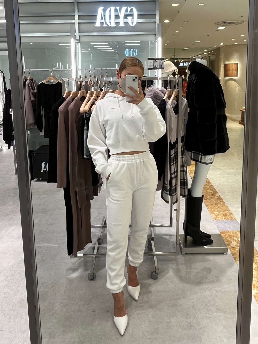 ホワイト系のパンプスを着用したレディースの冬コーディネートの1枚目の写真