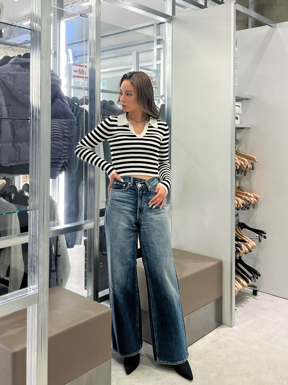 その他のニット/セーター、ブルー系のデニムパンツ、ブラック系のパンプスを着用したレディースの冬コーディネートの1枚目の写真