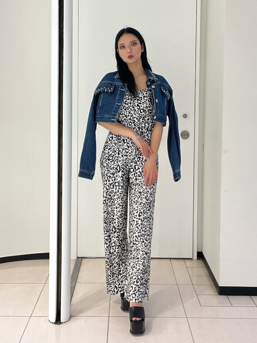 その他のつなぎ/オールインワン、ブラック系のサンダル、ブルー系のデニムジャケットを着用したレディースの春コーディネートの1枚目の写真