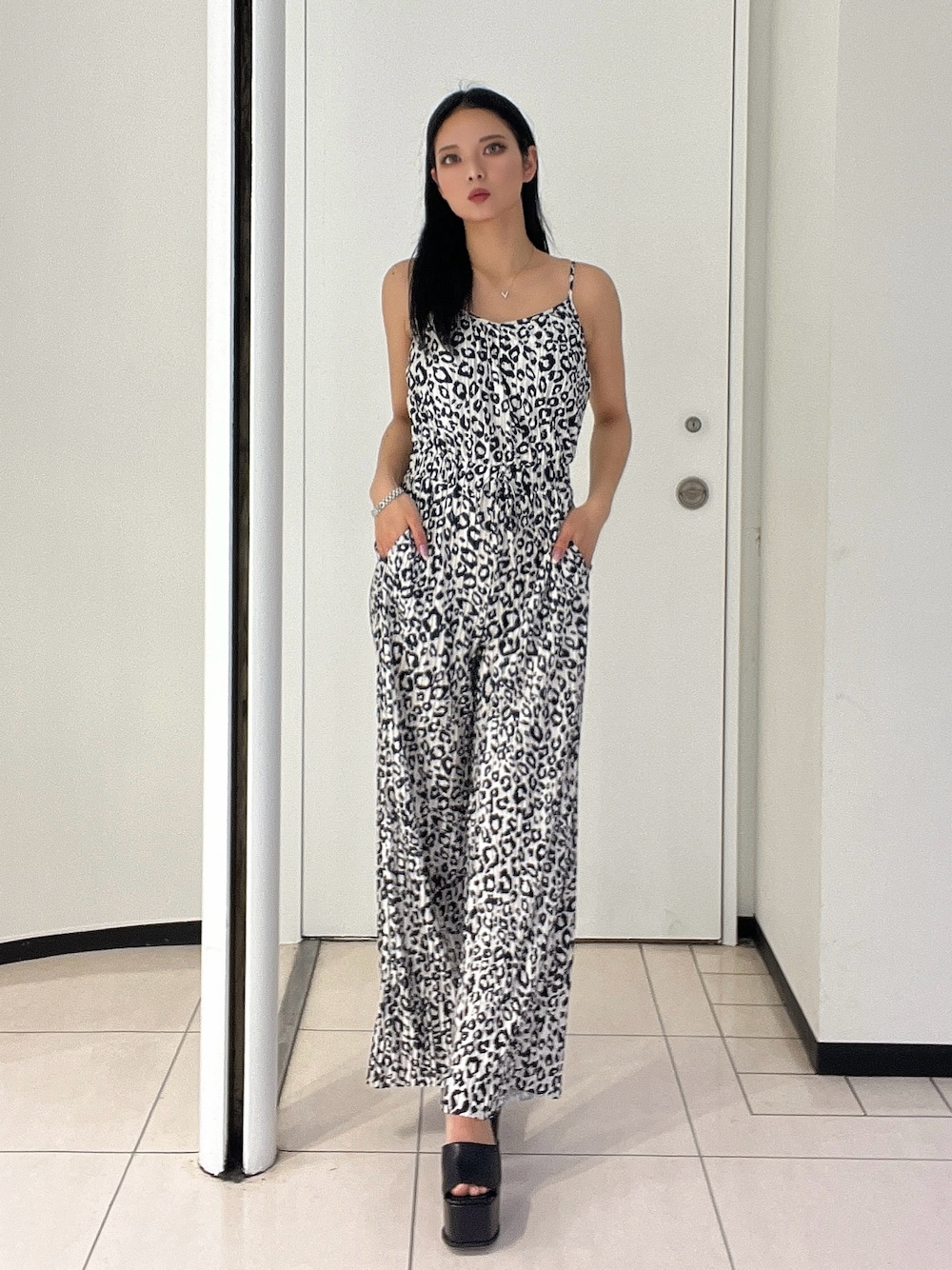 その他のつなぎ/オールインワン、ブラック系のサンダルを着用したレディースの春コーディネートの1枚目の写真