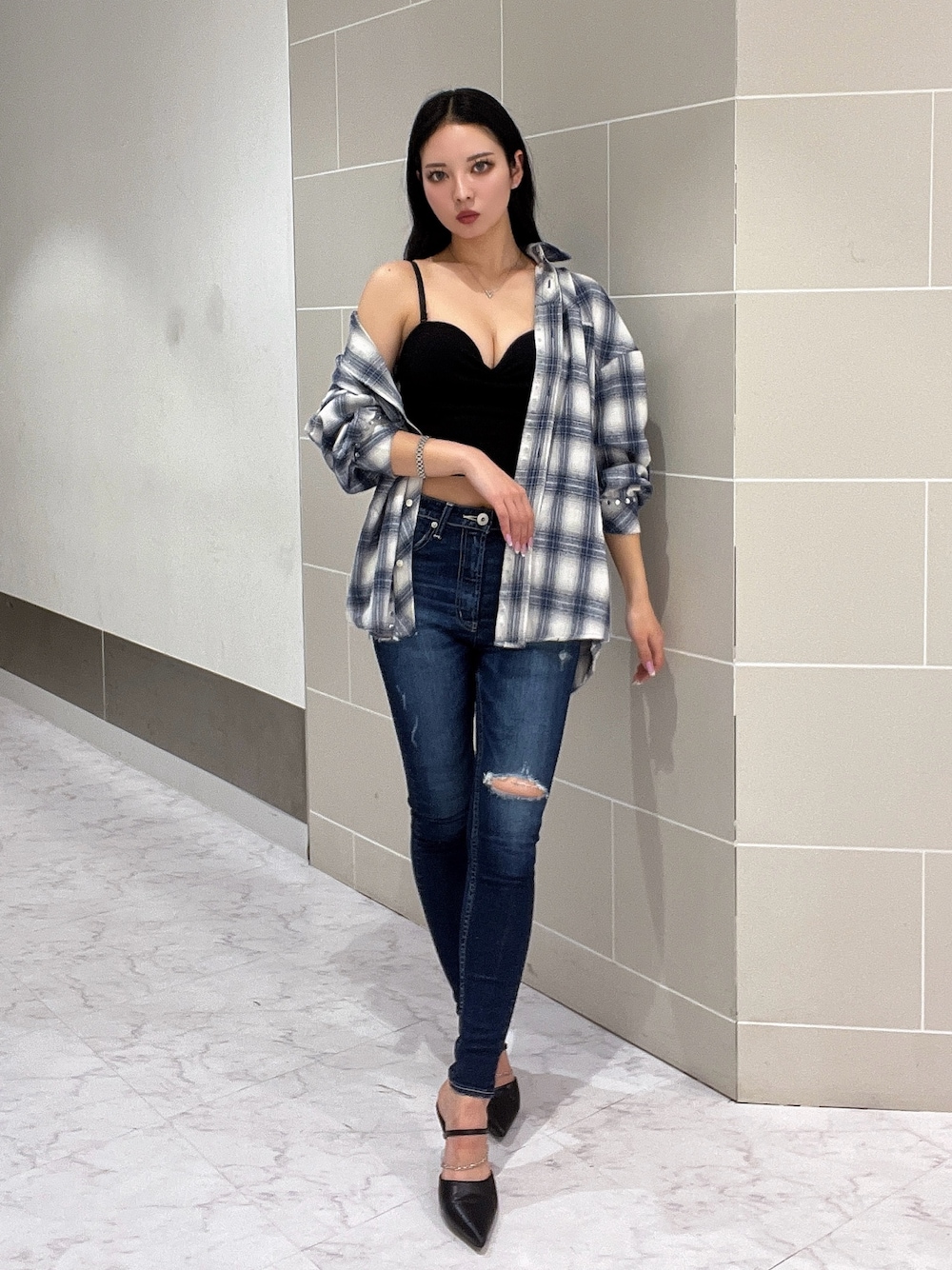 ブラック系のキャミソール、ブルー系のシャツ/ブラウス、ブルー系のデニムパンツを着用したレディースの春コーディネートの1枚目の写真