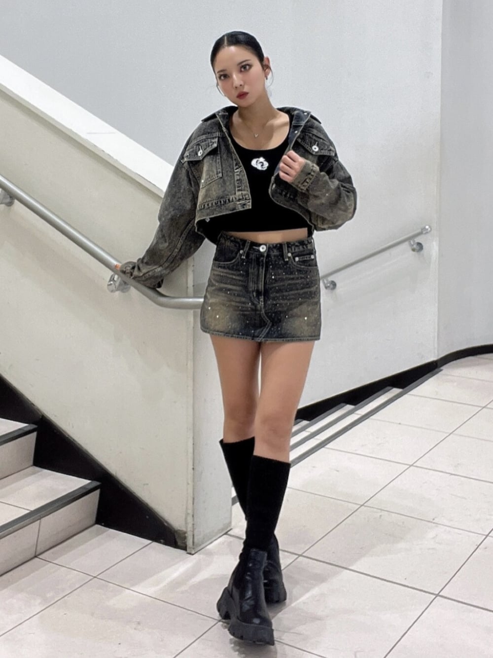 ブラック系のブーツ、ブラック系のTシャツ/カットソー、ブルー系のデニムジャケットを着用したレディースの秋コーディネートの1枚目の写真