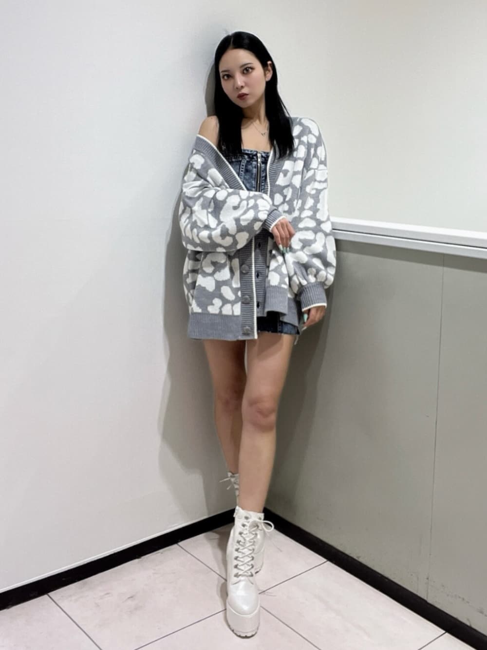 ブルー系のワンピース、ホワイト系のブーツ、グレー系のカーディガン/ボレロを着用したレディースの春コーディネートの1枚目の写真