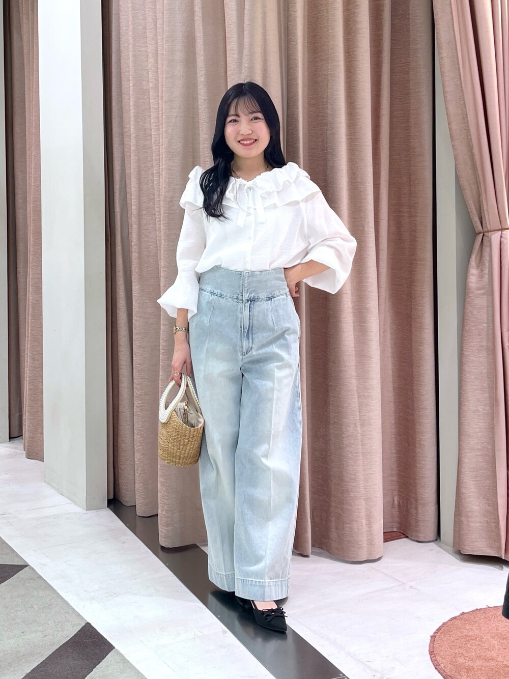 「ブラウス、リボンブラウス、フリルブラウス、デニム」｜「La boutique BonBonの【美脚見え】バックレースアップデニムワイドパンツ（デニムパンツ、ブルー系）」を使った、minamiさん（レディース・157cm）の春コーディネートの1枚目の写真