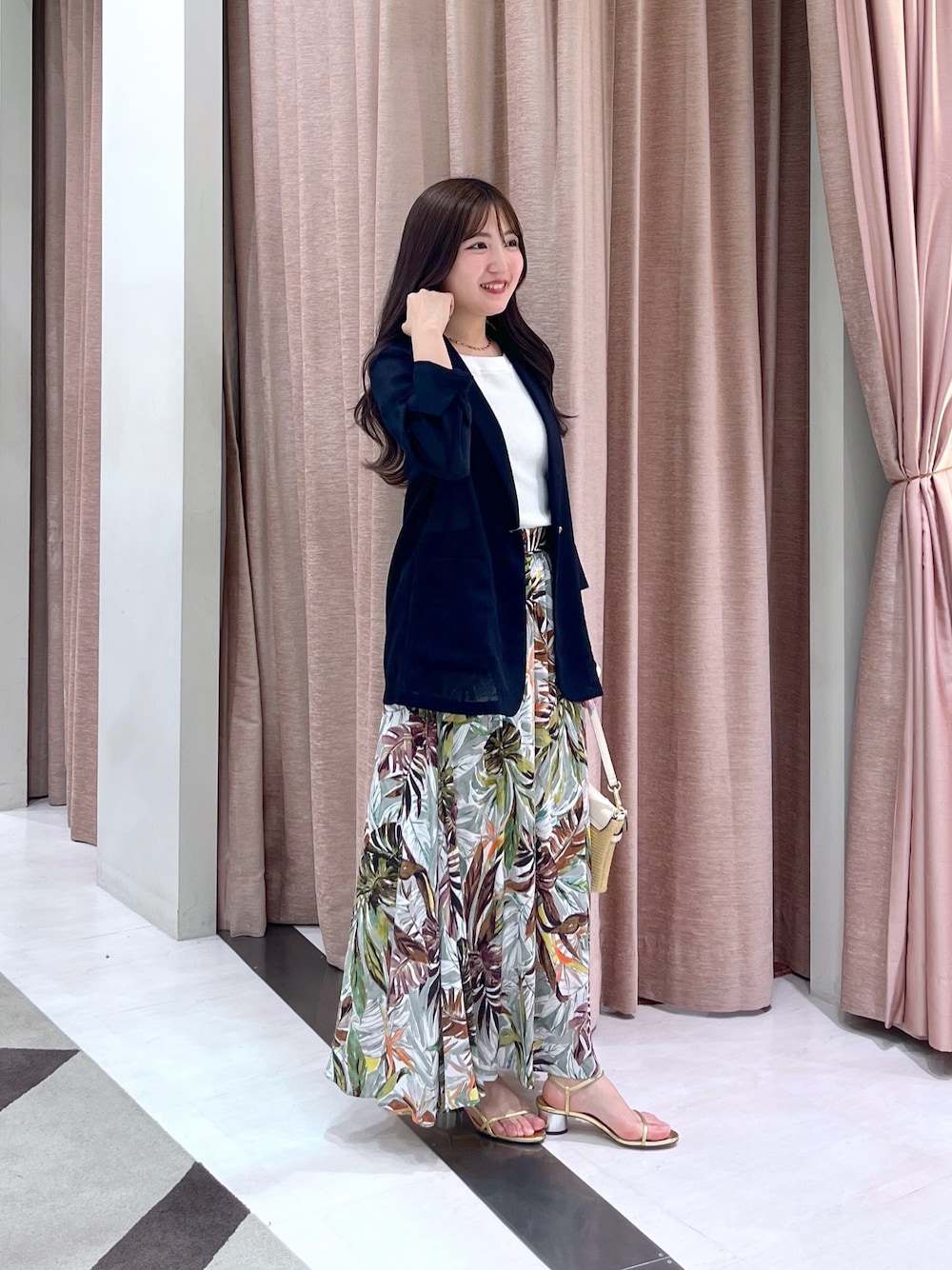「リーフ柄、リゾート、スカート、メッシュジャケット、ジャケット、ジャケットコーデ」｜「La boutique BonBonの【オウレンティ】コンビショルダーバッグ（トートバッグ、ホワイト系）」を使った、minamiさん（レディース・157cm）の春コーディネートの1枚目の写真