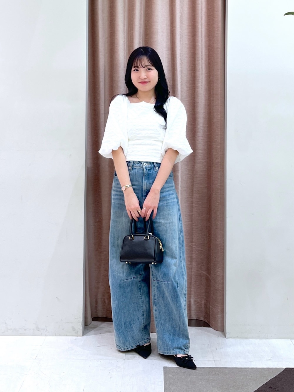 「ブラウス、ジャガード、ボリュームスリーブ、デニム、カーブデニム」｜「La boutique BonBonのワイドデニム（デニムパンツ、ブルー系）」を使った、minamiさん（レディース・157cm）の春コーディネートの1枚目の写真