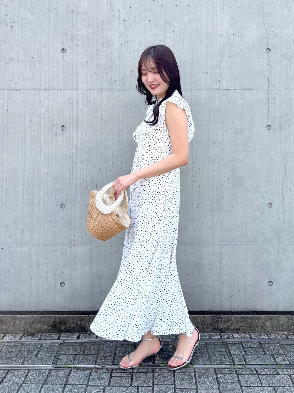 「ワンピース、スクエアドット、マーメイドワンピース、マーメイド、大人ワンピ、かごバッグ」｜「La boutique BonBonの【ご好評につき復刻】パールハンドルバスケットS/チェーン付（かごバッグ、ベージュ系）」を使った、minamiさん（レディース・157cm）の春コーディネートの1枚目の写真