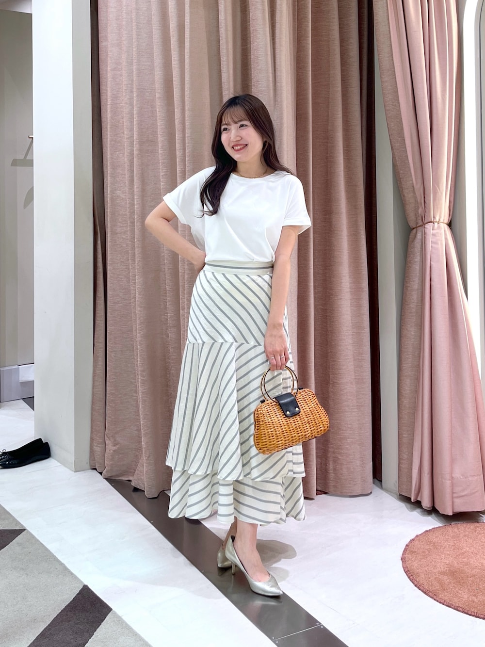 「Tシャツ、白Tシャツ、白T、Tシャツコーデ、ティアードスカート」｜「La boutique BonBonの【美シルエット】ストライプティアードスカート（スカート、ホワイト系）」を使った、minamiさん（レディース・157cm）の春コーディネートの1枚目の写真