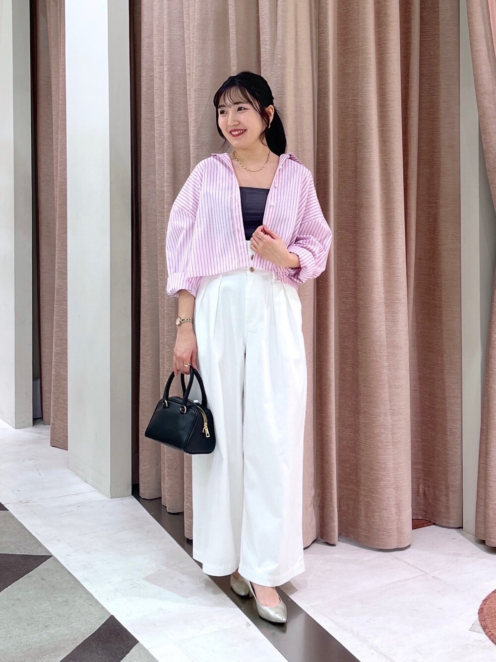 「ストライプシャツ、シャツ、デニム、バギーデニム」｜「La boutique BonBonの【3サイズ展開】ハイウエストバギーデニムパンツ（デニムパンツ、ホワイト系）」を使った、minamiさん（レディース・157cm）の春コーディネートの1枚目の写真