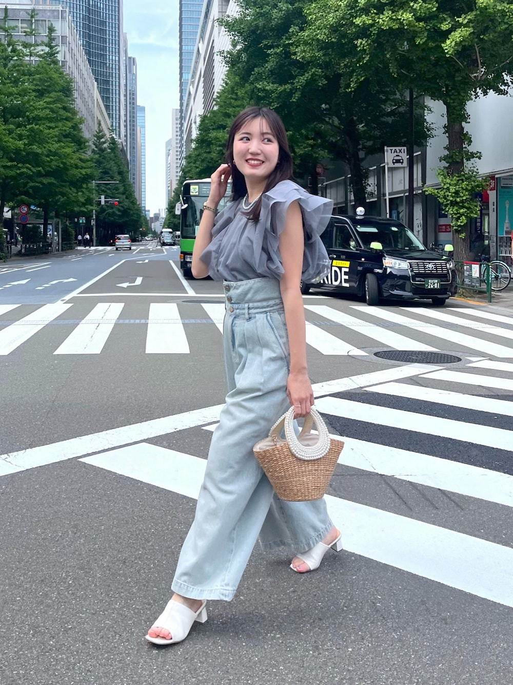 「La boutique BonBonの【miki監修】フリルチュールカットソー（Tシャツ/カットソー、グレー系）」を使った、minamiさん（レディース・157cm）の夏コーディネートの1枚目の写真