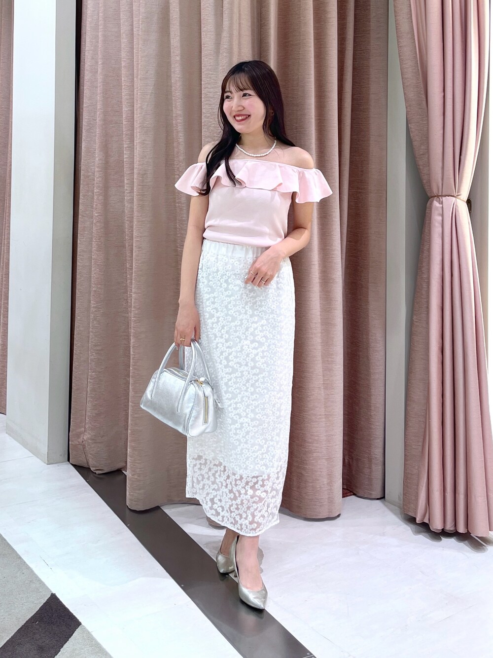 「オフショル、クールタッチ、UVカット、オフショルニット」｜「La boutique BonBonの【セットアップ可】チュール小花刺繍スカート（スカート、ホワイト系）」を使った、minamiさん（レディース・157cm）の春コーディネートの1枚目の写真