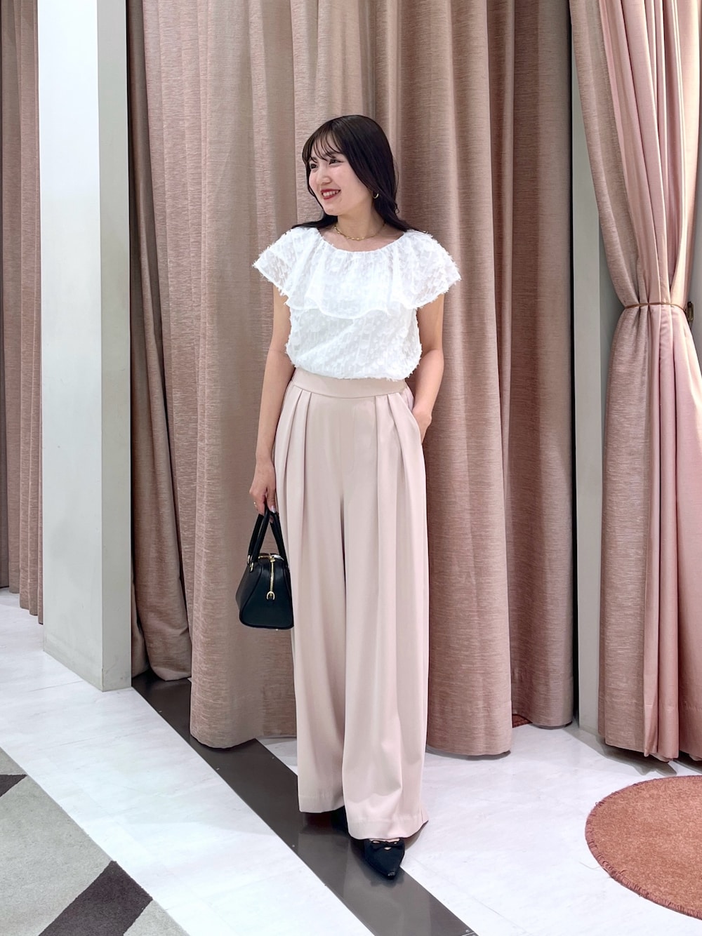 「ジャガード、ブラウス、ラッフルブラウス、ワイドパンツ、タックパンツ」｜「La boutique BonBonの【セットアップ可・最強愛され】カットジャガードフリルカラーブラウス（シャツ/ブラウス、ホワイト系）」を使った、minamiさん（レディース・157cm）の春コーディネートの1枚目の写真