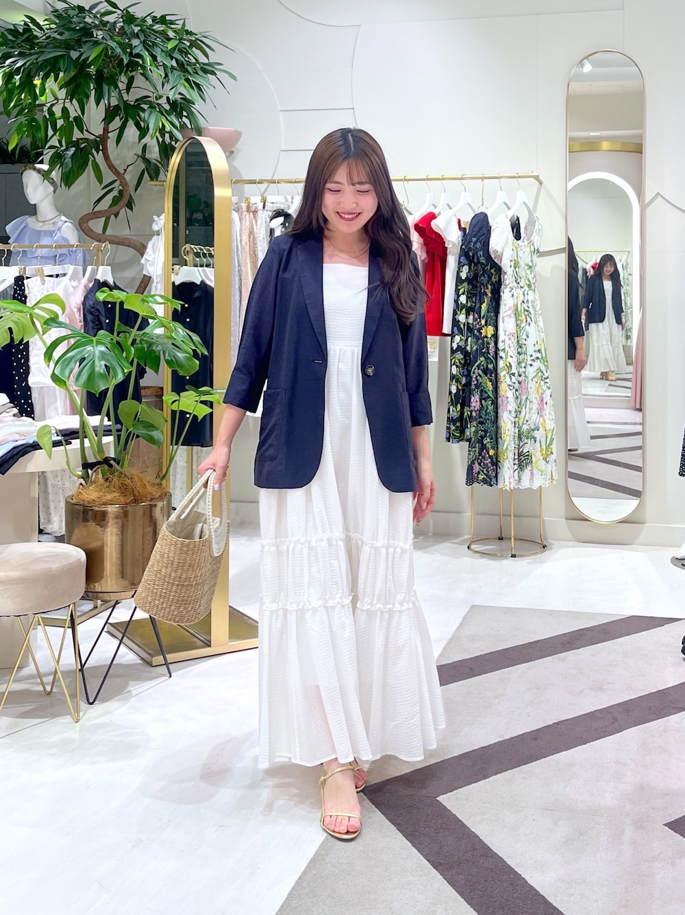 「ジャケット、ワンピース、シアージャケット、キャミワンピ」｜「La boutique BonBonの【ご好評につき復刻】パールハンドルバスケットL（かごバッグ、ベージュ系）」を使った、minamiさん（レディース・157cm）の夏コーディネートの1枚目の写真