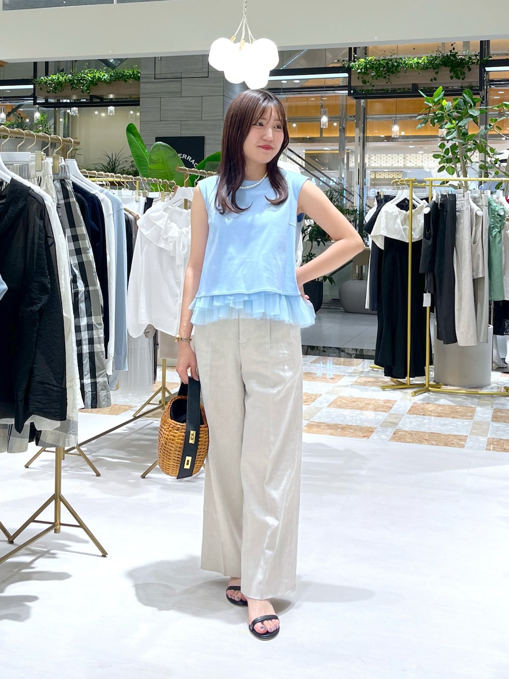 「La boutique BonBonのティアードチュールコンビカットソー（Tシャツ/カットソー、ブルー系）」を使った、minamiさん（レディース・157cm）の夏コーディネートの1枚目の写真