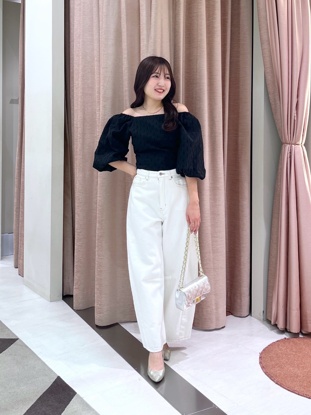「ジャガード、ブラウス、デニム、カーブデニム、ホワイトデニム」｜「La boutique BonBonのワイドデニム（デニムパンツ、ホワイト系）」を使った、minamiさん（レディース・157cm）の春コーディネートの1枚目の写真