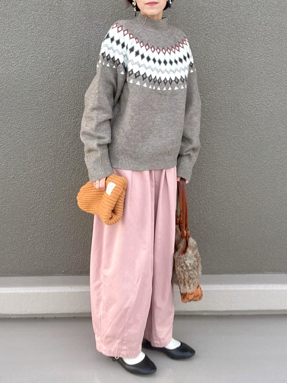 ブラック系のバレエシューズ、ベージュ系のニット/セーター、ピンク系のパンツを着用したレディースの冬コーディネートの1枚目の写真