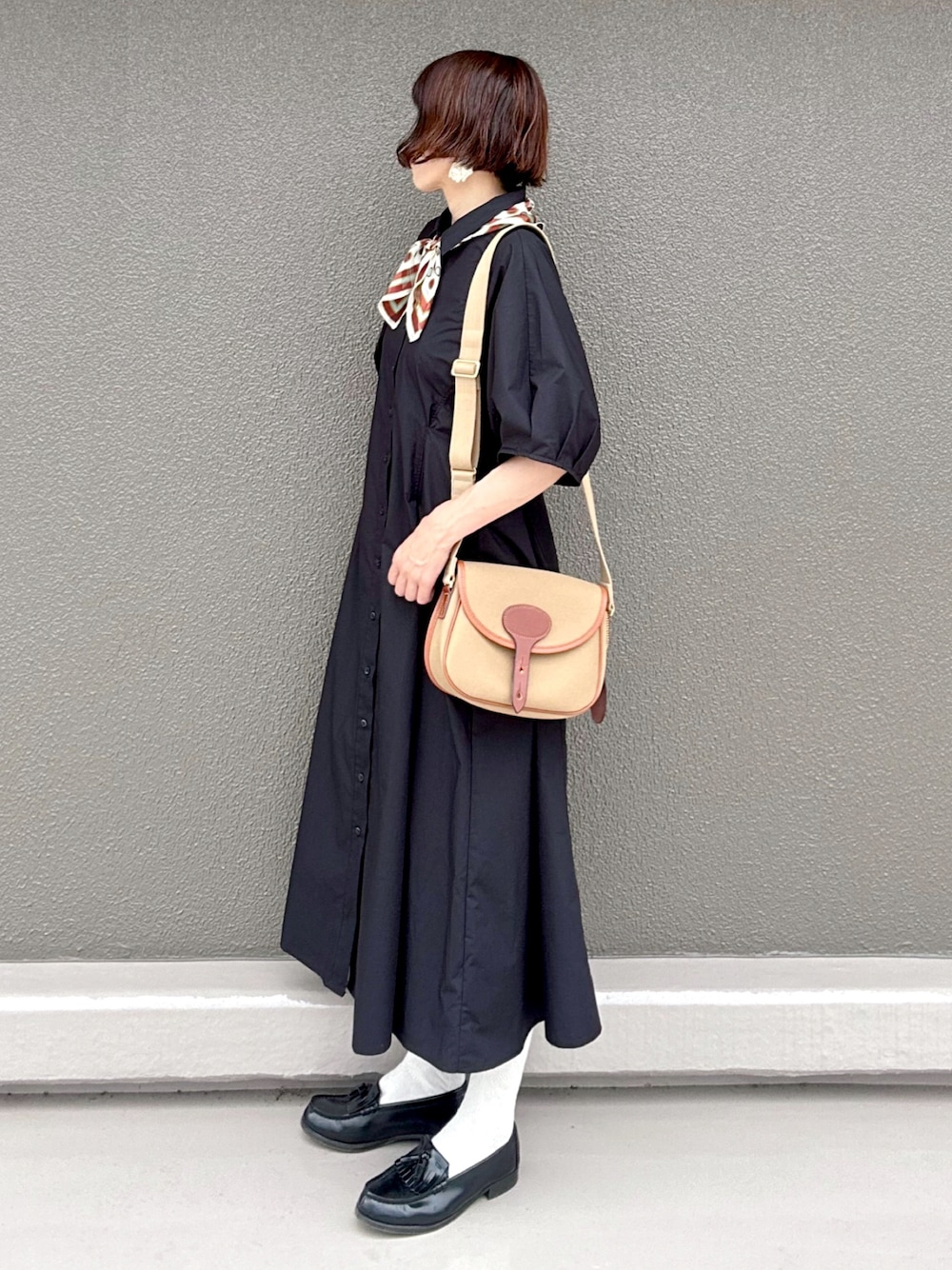 「ワンピース、ワントーンコーデ、シンプルコーデ、シンプル、モノトーン、モノトーンコーデ、ショルダーバッグ、おでかけコーデ、休日スタイル、お出かけコーデ、休日コーデ、大人ガーリー、ロングワンピース、ワンピーススタイル、スカーフ」｜「OPAQUE.CLIPのドルマンスリーブシャツワンピース【洗濯機洗い可】（ワンピース、ブラック系）」を使った、Leecoさん（レディース・164cm）の夏コーディネートの1枚目の写真