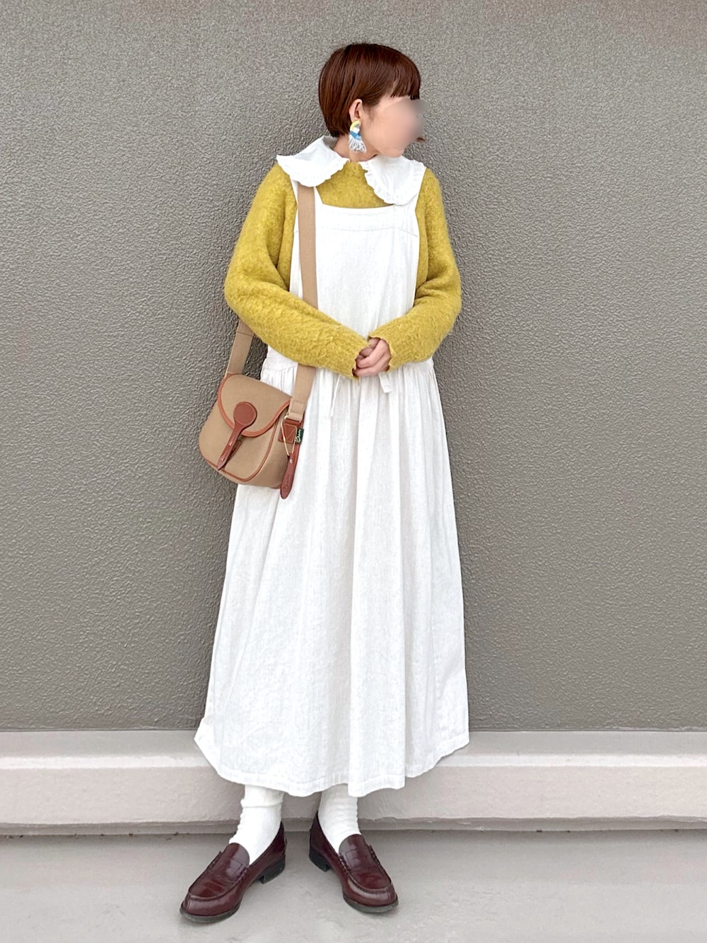 「ニット、サロペットスカート、付け襟、ローファー、大人ガーリー、ショルダーバッグ、ママコーデ、ママファッション、休日スタイル、休日コーデ、見て下さりありがとうございます、春コーデ、春のおしゃ見えテクニック」｜「KBFのアイテム（ニット/セーター、イエロー系）」を使った、Leecoさん（レディース・164cm）の春コーディネートの1枚目の写真