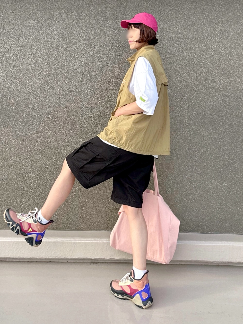 「フェススタイル、アウトドアスタイル、梅雨のハーフパンツ祭り、フェスコーデ、夏コーデ、ストリート、ストリートコーデ、ベスト、カジュアルコーデ、ハーフパンツ、カーゴパンツ、スニーカーコーデ、スニーカー女子、着回しコーデ、メンズライク」｜「adidasのアディクロス ハイ【adidas Golf/アディダスゴルフ】（スニーカー、ブラウン系）」を使った、Leecoさん（レディース・164cm）の夏コーディネートの1枚目の写真