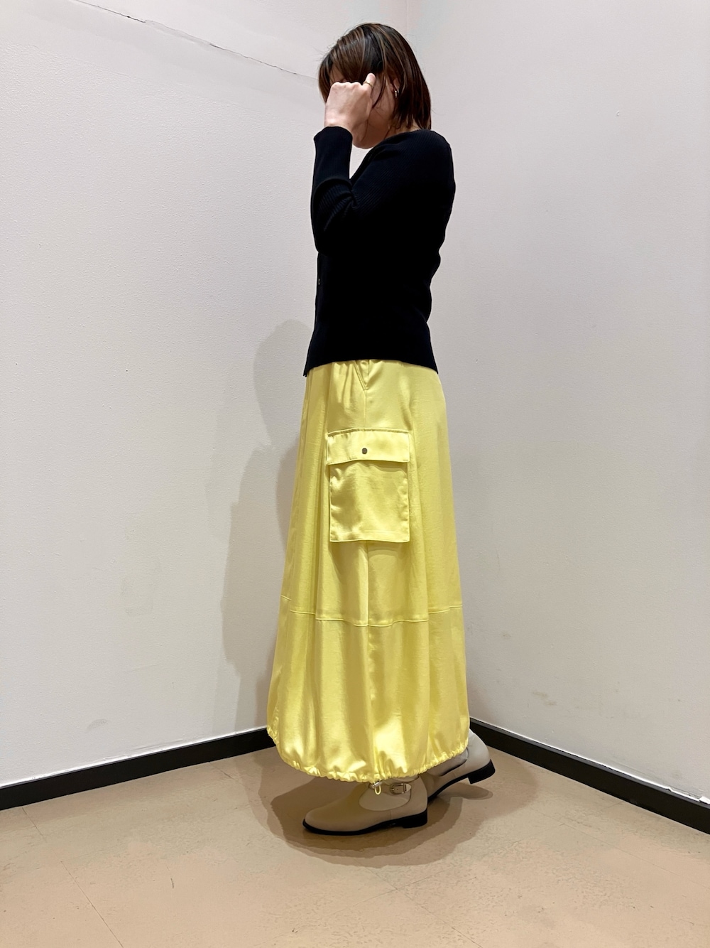 ホワイト系のパンプスを着用したレディースの春コーディネートの1枚目の写真