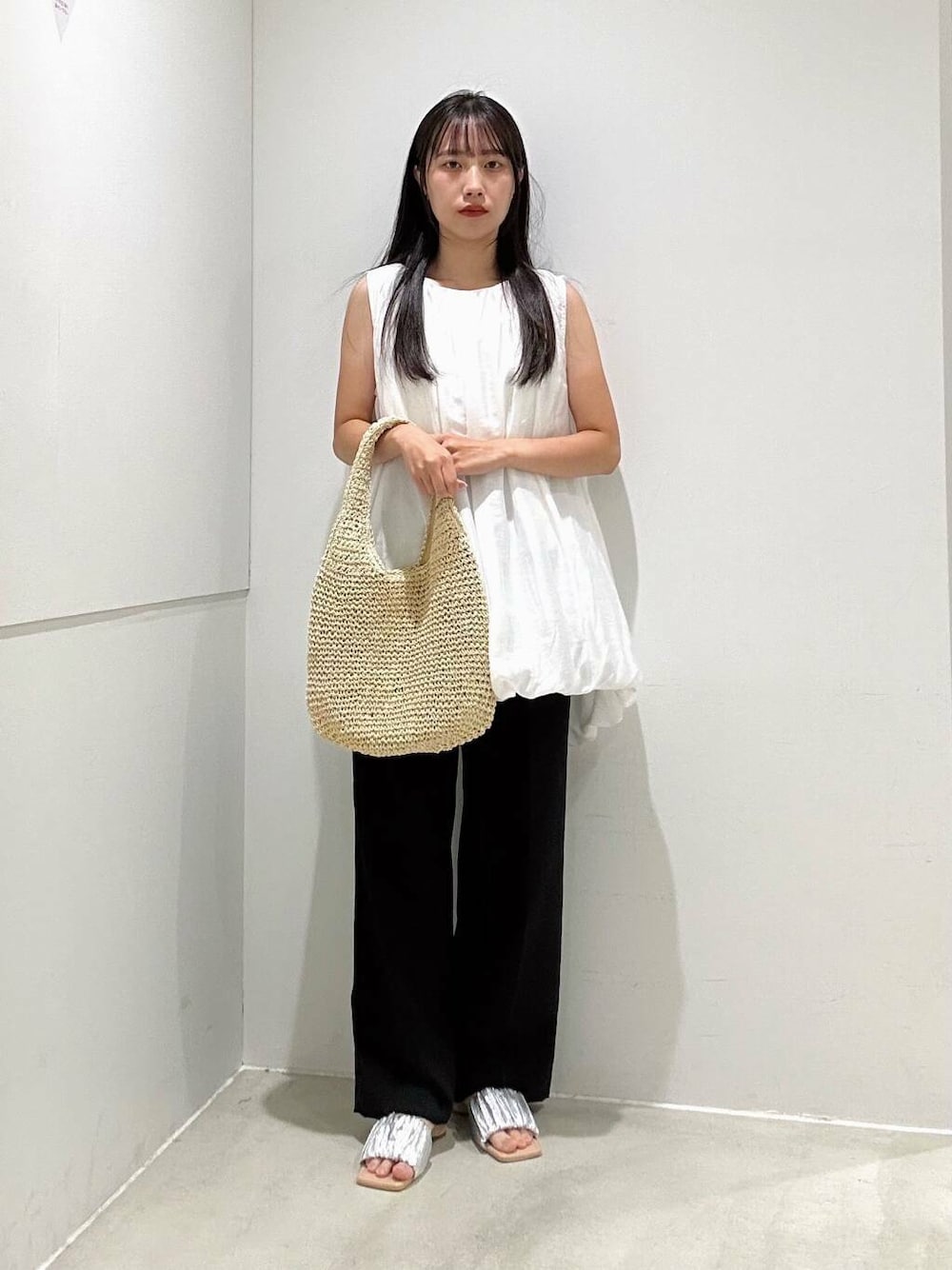 「スカート、白、サンダル、ブラック、シアー、低身長、夏コーデ、トレンド、オフィスカジュアル、低身長コーデ、20代、ホワイトコーデ、シアートップス、イエベ、キャミトップ」｜「RODE SKOのコマ編みペーパートートバッグ（トートバッグ、ベージュ系）」を使った、ami15さん（レディース・154cm）の夏コーディネートの1枚目の写真