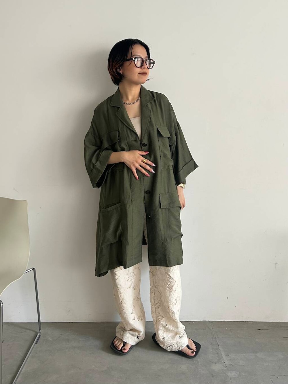 「シャツ、大人カジュアル、カジュアルコーデ、KBF、newarrival、低身長コーデ、レースパンツ、骨格ウェーブ、ss、イエベ秋、ウェーブ×イエベ秋、私のイチ推しブランド、sip2412、kbfで選ぶ夏」｜「KBFの『WEB限定』バックオープンBIGシャツ（シャツ/ブラウス、グリーン系）」を使った、タカタニさん（レディース・149cm）の夏コーディネートの1枚目の写真
