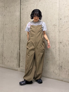 「KBF（ケイビーエフ）のポケットディティールキャミサロペット（つなぎ/オールインワン、ブラウン系）」を使った、タカタニさん（レディース・149cm）の春コーディネート
