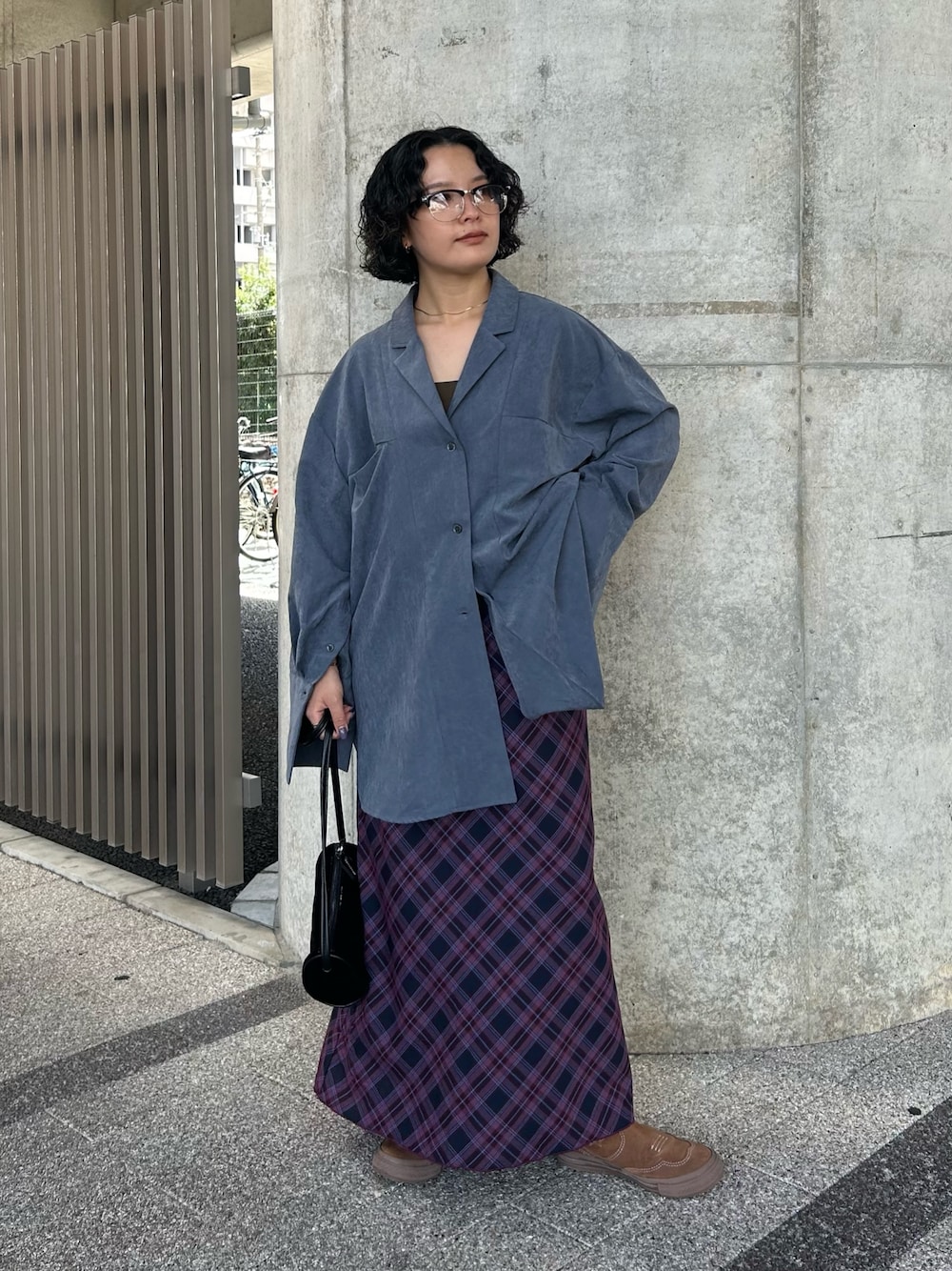 グレー系のシャツ/ブラウス、その他のスカート、ブラック系のショルダーバッグを着用したレディースの秋コーディネートの1枚目の写真